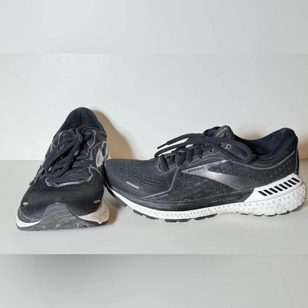 Brooks Women’s Adrenaline GTS 21, Black Running Shoes